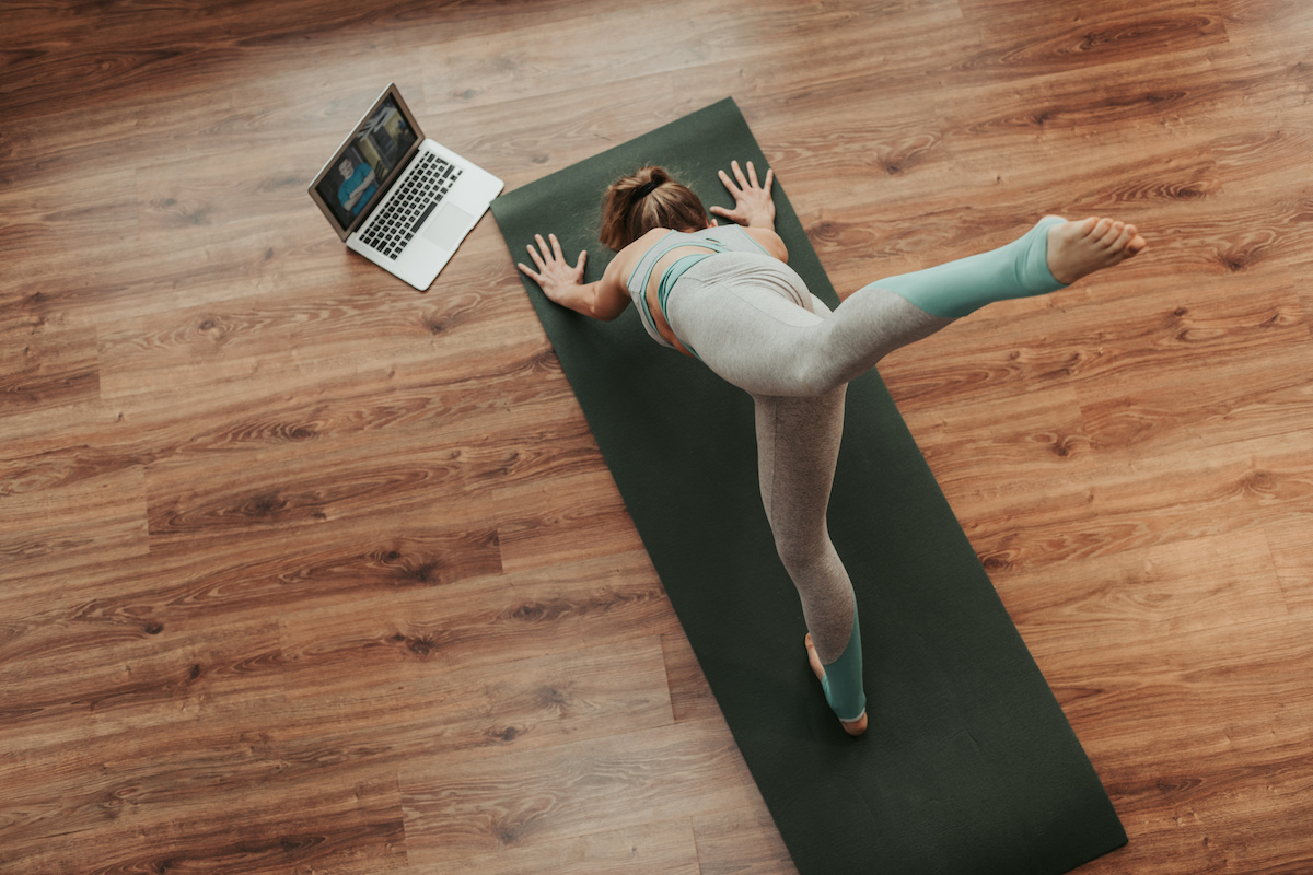 30 dni ćwiczeń jogi na brzuch – kalendarz praktyki do pobrania