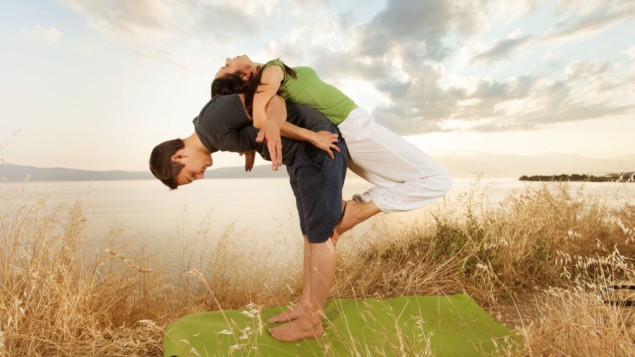 Joga dla par – sprawdź pozycje jogi idealne dla dwóch osób